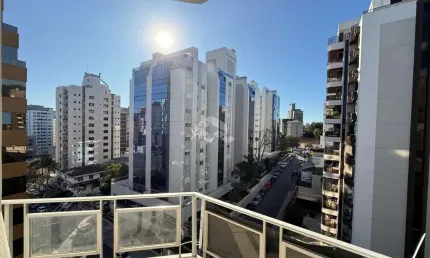 Apartamento semimobiliado com 3 quartos sendo 1 suíte 1 vaga de garagem e vista panorâmica no centro de florianópolis