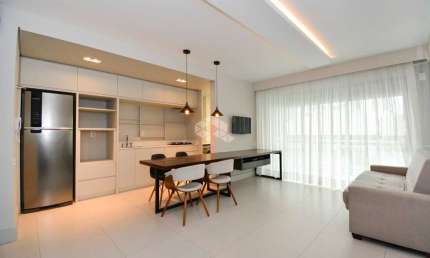 APARTAMENTO MOBILIADO COM 1 QUARTO E 1 VAGA DE GARAGEM NO CENTRO DE FLORIANÓPOLIS