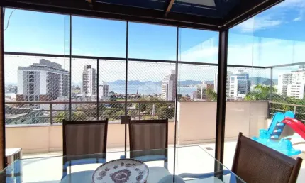 COBERTURA COM 3 QUARTOS SENDO 1 SUÍTE VISTA MAR E TERRAÇO NO CANTO EM FLORIANÓPOLIS