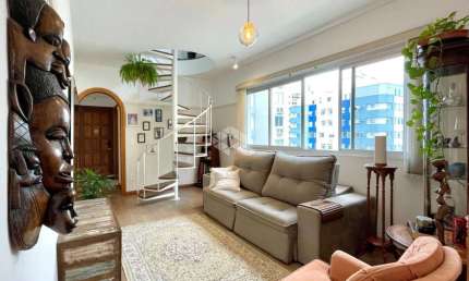APARTAMENTO SEMIMOBILIADO COM 2 QUARTOS 1 VAGA DE GARAGEM E VISTA PANORÂMICA NO CENTRO DE FLORIANÓPOLIS