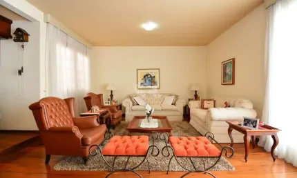 CASA COM PISCINA E 3 QUARTOS SENDO 1 SUÍTE E 7 VAGAS DE GARAGEM NO BOM ABRIGO