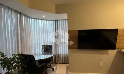 FLAT MOBILIADO 1 DORMITÓRIO COM SACADA REFORMADO E VAGA NO CENTRO DE FLORIANÓPOLIS