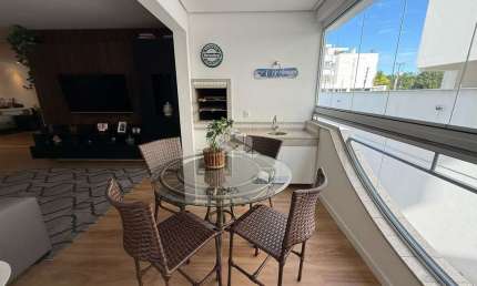 APARTAMENTO  COM 2 QUARTOS SENDO 1 SUÍTE MOBILIADO COM SACADA E CHURRASQUEIRA EM JURERÊ INTERNACIONAL