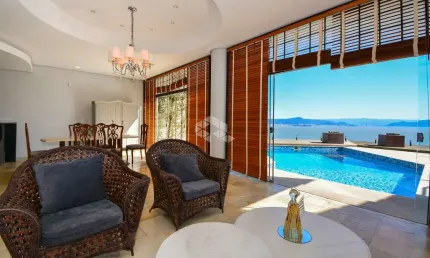 CASA COM 4 QUARTOS 2 SUÍTES PISCINA VISTA MAR E 5 VAGAS NO CENTRO DE FLORIANÓPOLIS