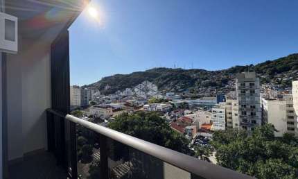 APARTAMENTO COM 2 SUÍTES SACADA E PISCINA NO CENTRO DE FLORIANÓPOLIS