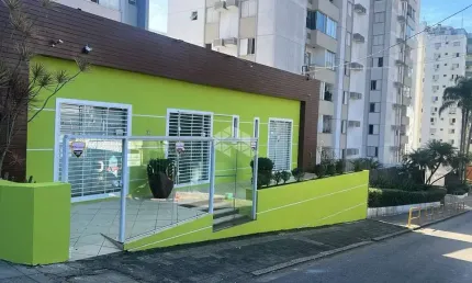 CASA COMERCIAL SEMIMOBILIADA PRONTA PARA USO NO CENTRO DE FLORIANÓPOLIS