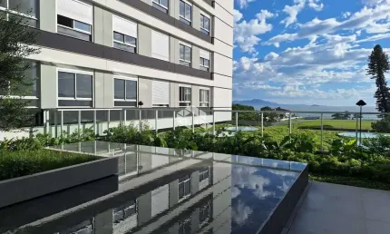 APARTAMENTO COM 2 SUÍTES 1 VAGA DE GARAGEM E INFRAESTRUTURA COMPLETA NO JARDIM ATLÂNTICO FLORIANÓPOLIS