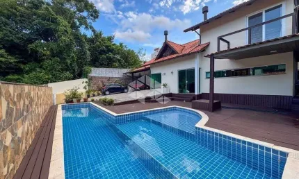 CASA COM 4 QUARTOS SENDO 1 SUÍTE 4 VAGAS AMPLA ÁREA PRIVATIVA E CHURRASQUEIRA NO JOÃO PAULO FLORIANÓPOLIS