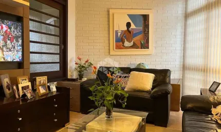 CASA COM 3 QUARTOS SENDO 1 SUÍTE E 4 VAGAS DE GARAGEM NO SANTA MÔNICA
