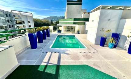 COBERTURA COM PISCINA E 3 QUARTOS SENDO 1 SUÍTE NO CENTRO DE FLORIANÓPOLIS