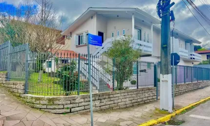Casa no bairro São Francisco, em terreno de esquina!