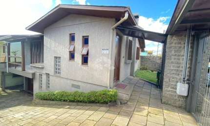 Bela casa de dois pisos, de esquina e boa localização a venda em Carlos Barbosa.
