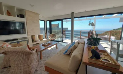 Casa de Alto Padrão com vista permanente para o mar,  no morro da Vigia.