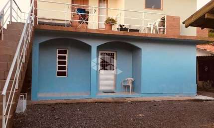 Casa em Garopaba na praia da Ferrugem à 500m do mar com 04 unidades independentes excelente oportunidade de gerar uma boa renda passiva.