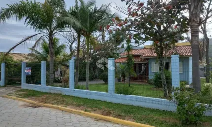 Vende casa em garopaba, no bairro ambrósio, próxima ao loteamento quinta dos açores,.