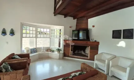 Casa/sobrado á venda  em Garopaba na praia da Ferrugem a 300 metros do mar.