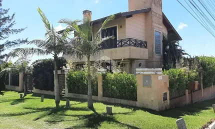 Casa em Garopaba, localizada no bairro Ferraz, com bela vista para praia e cidade!