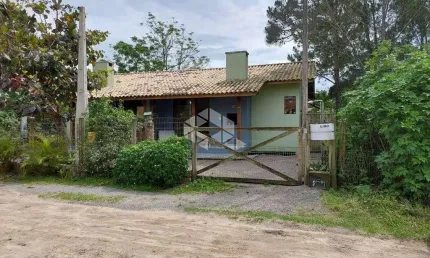 Casa à venda, em Garopaba, com pé na areia na praia da  Ferrugem.