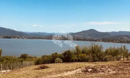 Terreno único com vista eterna para lagoa  de ibiraquera e seu por do sol encantador , com possibilidade de fazer uma escada de acesso e descer direto
