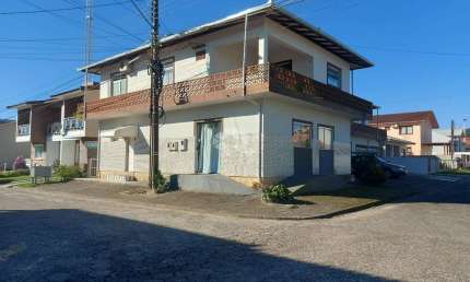 Imóvel Residencial contendo 6 apartamentos no Centro de Garopaba.