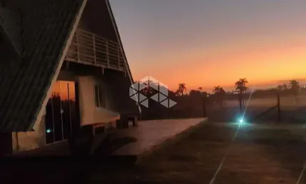 Casa com 2 dormitórios, amplo estacionamento, 1 vaga coberta, 180 m² na Encantada em Garopaba SC