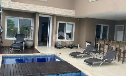Casa com 5 suítes, 2 vagas cobertas e 300 m² no Jardim Panorâmico em Garopaba SC