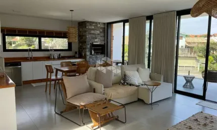 Casa em Condomínio, com 4 dormitórios, 2 vagas cobertas, 187,50 m² de área construída, no bairro Morrinhos - Garopaba SC