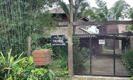Casa com 1 dormitório, 1 vaga coberta, com 98,55 m² privativos em terreno de 490 m², na Praia da Barra Garopaba SC