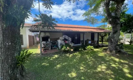 Casa à venda no centro de Garopaba, com 4 quartos em terreno de 492,50 m², 3 vagas de garagem