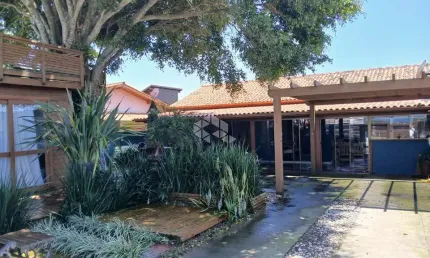 Casa à venda de 100m2 com 3 quartos na Praia do Rosa em Imbituba