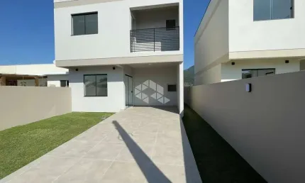 Casa Sobrado com 2 dormitórios (suítes), 2 vagas, com 86,82 m² de área construída no bairro Encantada em Garopaba SC