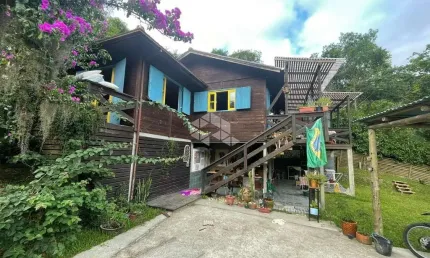 Casa com 2 quartos, 5 vagas, 115,35 m² privativos em 2.727,83 m² de área total, na Encantada, Garopaba SC