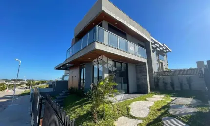 Casa alto padrão, com 3 dormitórios, 3 vagas, 149,31 m² construídos, no loteamento Longaroni em Garopaba SC