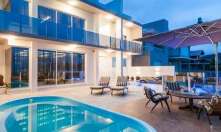 Casa com 5 dormitórios, sendo 4 suítes, 4 vagas na beira mar da Praia Central de Garopaba SC