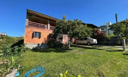 Casa com 4 dormitórios, com 2 vagas, 170 m² construídos, com vista para o mar de Garopaba SC