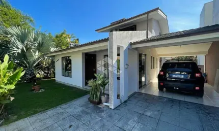 Casa com 3 dormitórios, vaga coberta em terreno com 360 m² no Jardim Panorâmico em Garopaba SC