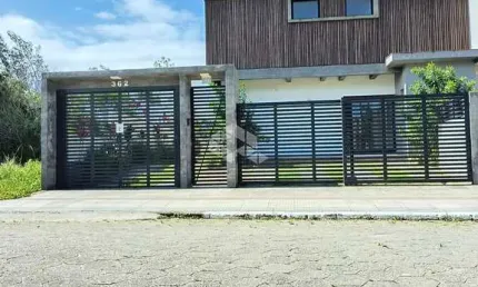 Casa Sobrado com 2 suítes, 1 vaga, 92,18 m² privativos no loteamento Jardim Panorâmico, Centro de Garopaba SC