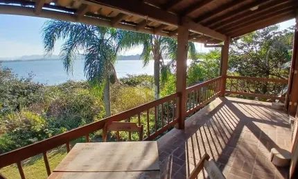 Casa à venda com 4 quartos em condominio na praia de ibiraquera