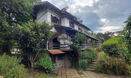 Casa de 400m², 03 dormitórios num terreno de 1.500m² no Bairro Bavária