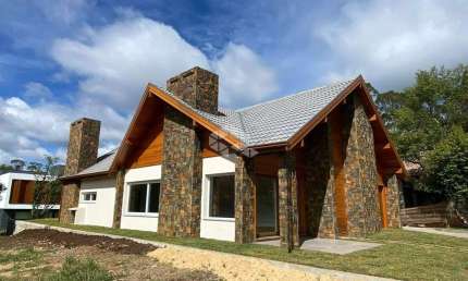 Casa 3 suítes, lavabo, 221m² privativos, em loteamento novo, no bairro Carniel em Gramado