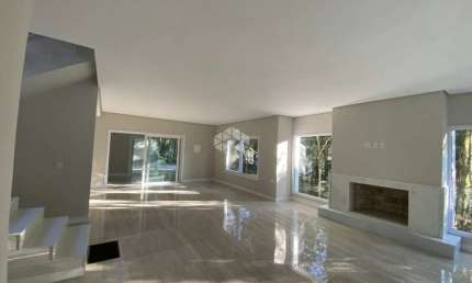 Casa nova em condomínio fechado na cidade de Canela, com 321,00 m².