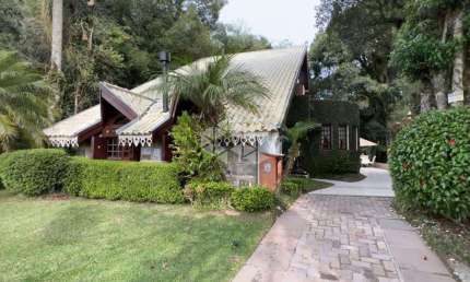 Casa em estilo suíço, em zona tranquila próxima ao centro de Gramado