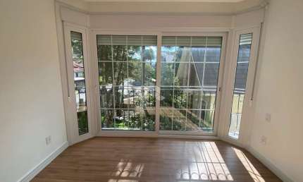 Apartamento com 03 dormitórios( uma suíte) no bairro Planalto.