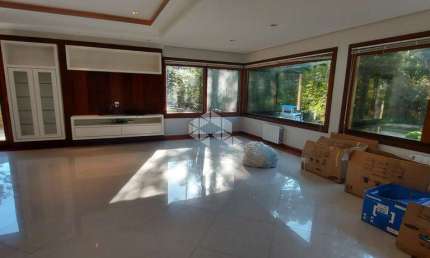 Casa 4 dormitórios, dependência, 430m² privativos, no Condomínio Reserva da Serra em Canela