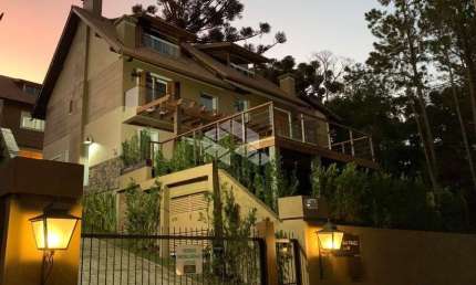 Casa 3 dormitórios, 143m³, no Parque das Hortênsias, bairro ao lado do Laje de Pedra em Canela