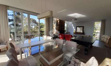Casa 5 dormitórios (3 suítes), 480m², em Condomínio Fechado em Canela