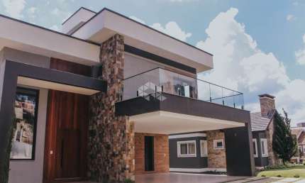Casa 3 dormitórios, 466m² privativos, no Condomínio Altos Pinheiros, no Centro de Canela