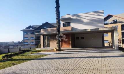 Casa 4 dormitórios, 412m² privativos, no Condomínio Altos Pinheiros, no Centro de Canela