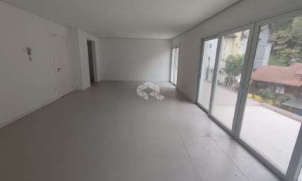 Apartamento 02 suítes, 147m² privativos, no Centro de Gramado, 2 vagas de garagem.