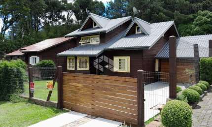 Casa charmosa 3 dormitórios, cerca de 150m², garagem e pátio, em Gramado